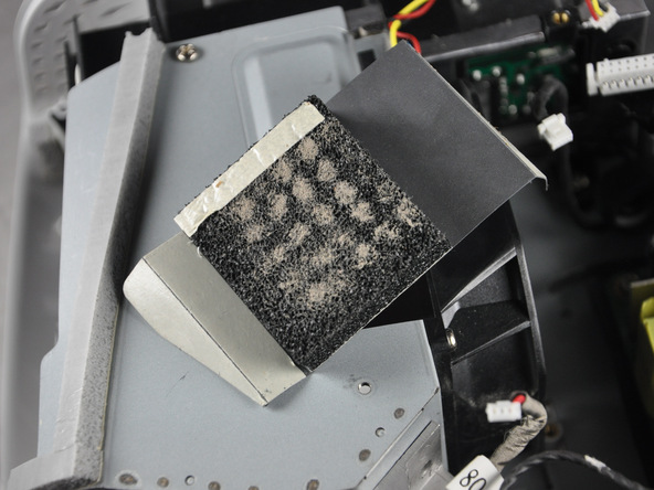 Image 1/1: Try not to deposit dirt from the air filter into the inside of the device.