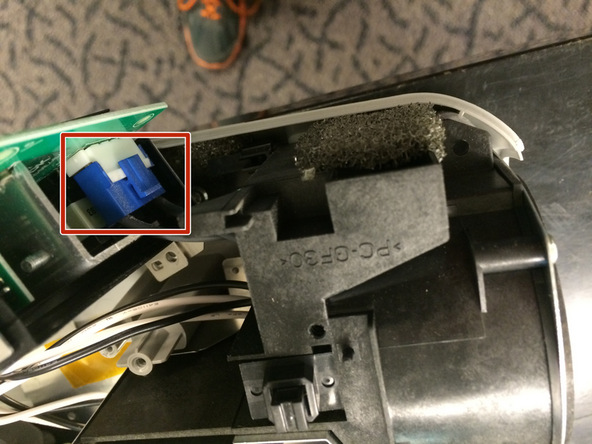 Image 1/3: Now you can slide the ballast out of the holder and disconnect the remaining 2 connections.